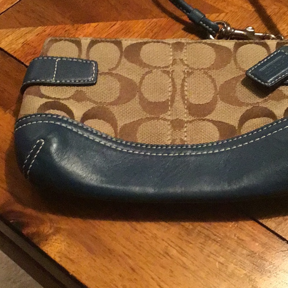Cute Coach wristlet with blue leather trim - Picture 4 of 5